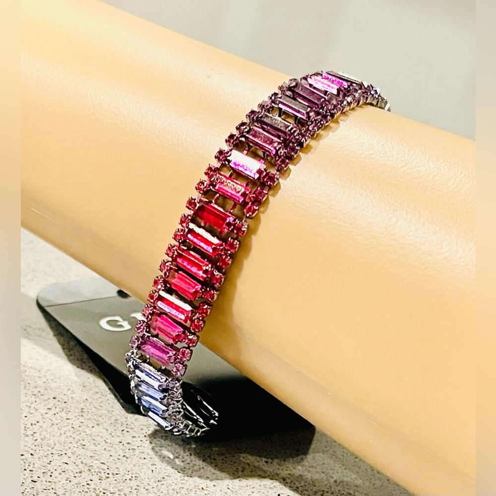 ✨ GUESS⭐️ Baguette & Crystal Line
Bracelet. COLOR: Multi/Silver